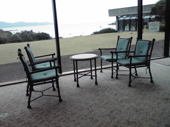 B1階の椅子と机。この正面がエステルーム、その横にショップもあります。