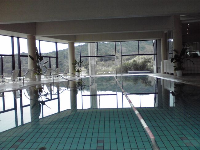 近くの海の海水を使用したプールです。横に海水のジャグジーもあります。