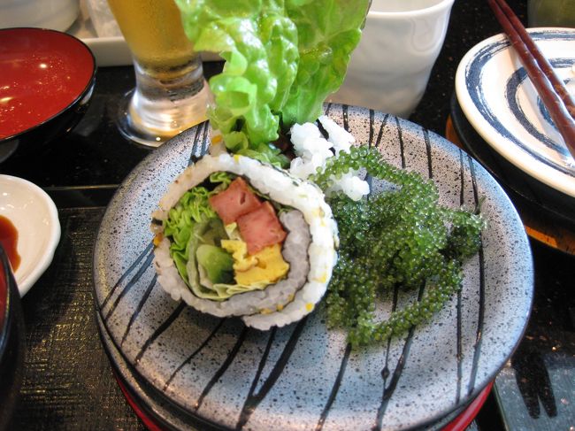 ポークとゴーヤと玉子焼きでゴーヤチャンプルー風のロール寿司に海ぶどうがトッピングされた魅惑的な一品です。￥390<br />ヘチマのお寿司が一番印象にのこったのでもう一皿お代わりして全部で￥1,790のランチとなりました<br /><br />11：30頃会計すると、お店のウェイテングシートには10人くらい待っていました。人気店なので開店直後くらいしか待たずに入れる時間はないのかもしれません<br /><br /><br />
