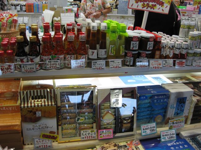 搭乗ゲートを通過して搭乗口付近でも最後のお土産探索をします。<br />品揃えもいいし、買いそびれの際は心強いですね<br />