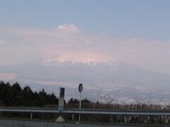 乙女峠からの富士山

霞と雲で残念