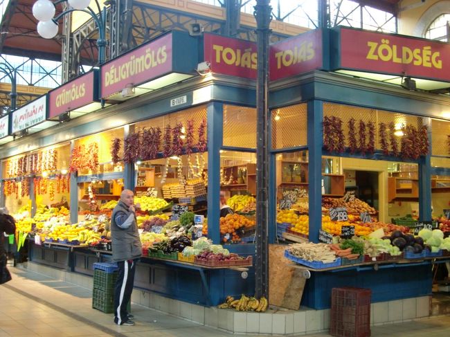 果物が山盛りになっていたりして、<br />外国の市場って感じでテンションが♪<br /><br />とうがらしが印象的でした。