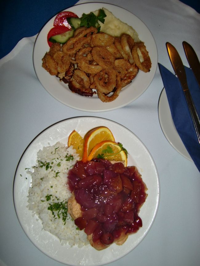 上が、友達の頼んだフォアグラ。<br />オニオンリングでフォアグラ見えません・・・。<br />マッシュポテトも美味しくて、もちろんフォアグラも美味しかったそうです。<br /><br />下は私の注文のチキンのフルーツソース。<br />変わってて面白いかな〜と思って注文。<br />リンゴやパイナップルやベリーが入ってて、ちょっと<br />甘いけどさっぱりしてて美味しかった。<br /><br />でも、量は多すぎるんですよね・・・。<br />朝ご飯食べてから何も食べてなかったのに、全部食べれなかった・・・。