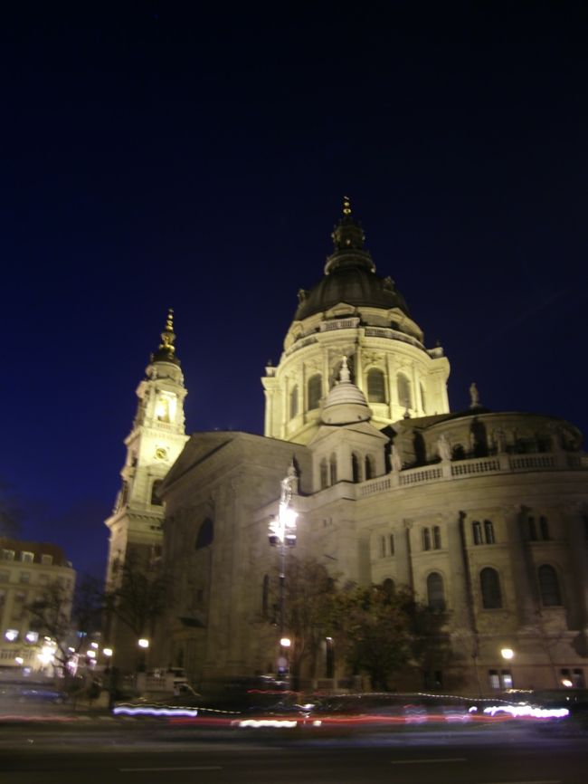 夜の聖イシュトバーン大聖堂<br /><br />ヨーロッパのライトアップの仕方がいいなぁ。