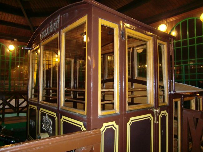 ケーブルカーに乗って、王宮の丘へ。