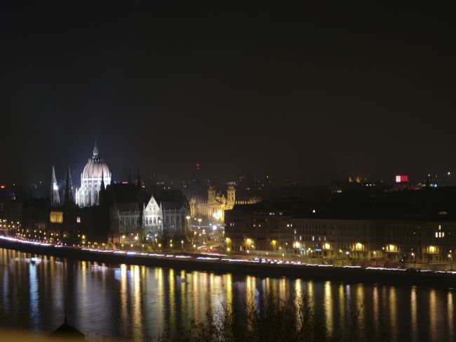 王宮の丘から国家議事堂<br /><br />王宮の丘へ上って良かった！！<br />って思った瞬間ですね。<br /><br />ほんとにブタペストの夜景は綺麗♪♪