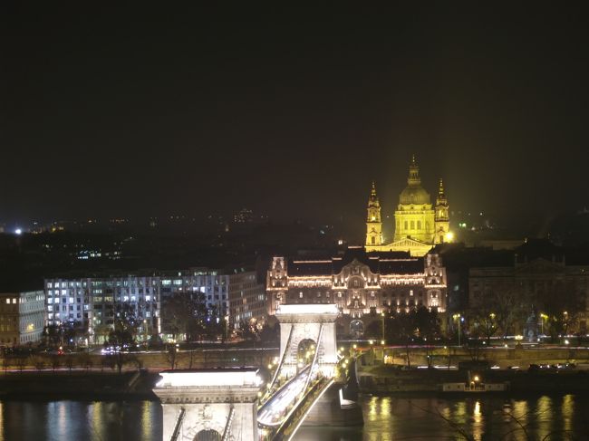 王宮の丘から聖イシュトバーン大聖堂とくさり橋。<br />