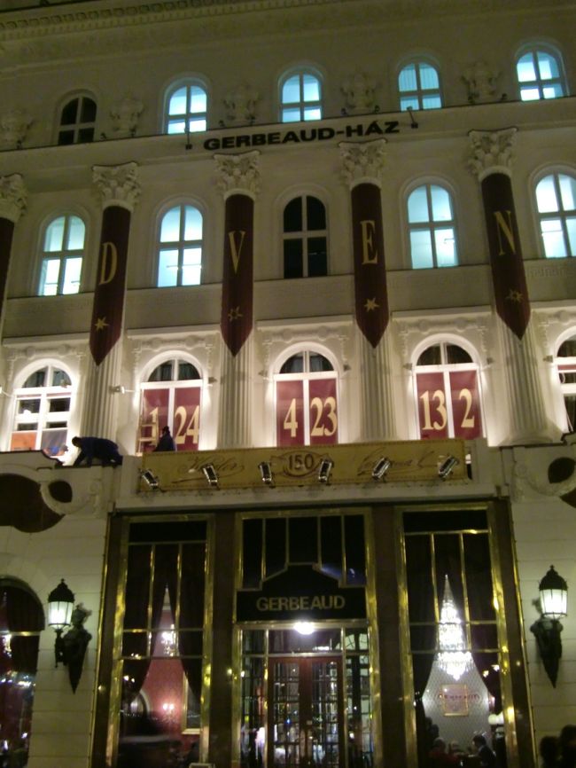 シシィも通ったと言われる『ジェルボー』<br /><br />王宮の丘を下りて、ドナウ川の横を歩きながら<br />またヴァーツィ通りへ戻ってきました。