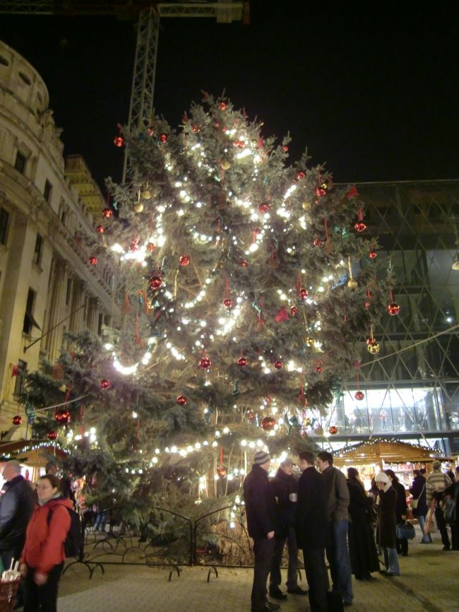 ジェルボーの前の広場ではクリスマスマーケットが。<br />