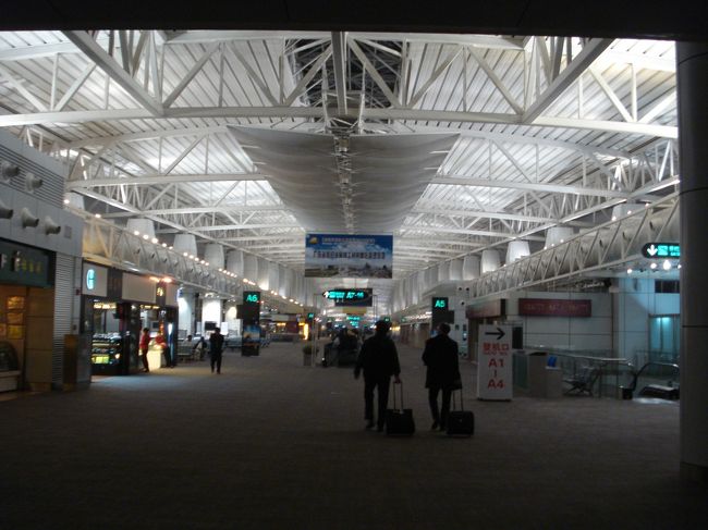 　広州空港は新しくきれいでした。<br /><br />　成田のスターアラインカウンターでのお話でしたが、広州はトランジットエリアがなく、出国して、チェックイン後、再入国が必要とのこと。<br />　実は、すごく不安でしたが、降りる際に、パーサーさんから、『グランドさんがご案内します』とのこと。<br />　すごく助かりました。<br />　<br />　結局、ANAのグランドさん、フルトハンザ航空のチェックインやら手荷物やらご協力いただきました。<br /><br />　広州のグランドさんありがとう。<br /><br />