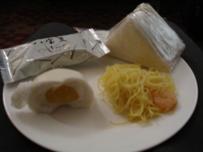 　左下にあるものが中華まん。<br /><br />　すごくおいしく、もう一個いただきました。