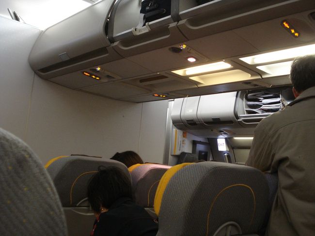 ２３：０５　LH７８７（A３３０）<br />フランクフルトに向けて広州空港出発です。<br /><br />チーパーさんが丁寧にごあいさついただきました。<br /><br />個別モニターはありませんでした...<br /><br />母と妹からは、NRT⇒MUC＆FRA線もないときいていたの<br /><br />で、自前のDVDプレイヤー起動開始です。