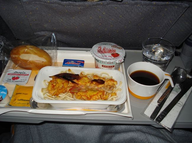 到着前の朝食。<br /><br />薄味でした。飲み物は、迷いましたが、炭酸水にしました。<br />