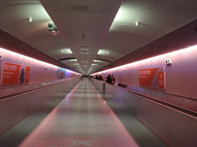 秘密の地下通路。成田空港にもありますが...<br /><br />AとBゲートをつなぐ連絡通路です。