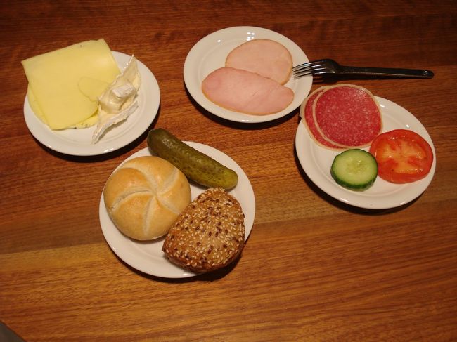 ピクルスの前菜で主食はパンとチーズです。<br /><br />