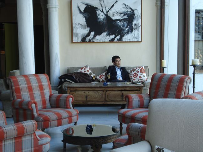 ホテルのロビーにて。<br /><br />この時、すごく寝かった...