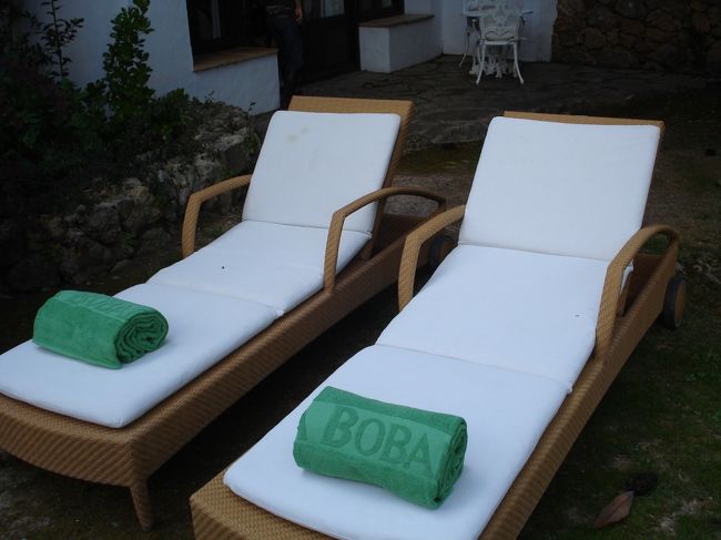 豪華にベランダにベンチが...