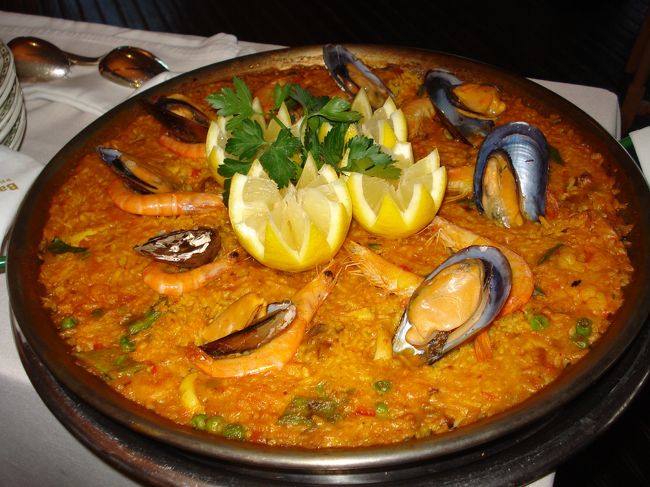 初日夕食は、やっぱり、スペイン料理。<br /><br />やっぱパエリアですよね。