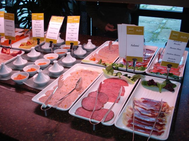 ハム＆チーズ＆パンは最高においしいですね。<br /><br />フルトハンザに搭乗の際からですが、スパークリングウォーターやらシャンパンやら、ビールやら飲み物は全部炭酸が入っていました。