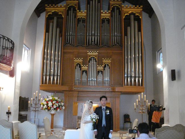 　背景の写真はパイプオルガンです。世界にも数少ないみたいで...<br /><br />　始まりには、教会の上にある鐘が鳴り続けました。<br /><br />　もう感動ものです。<br />