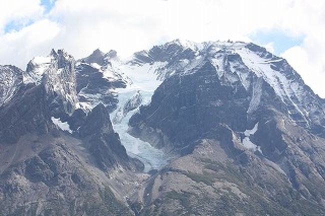 山肌に氷河が見えます。