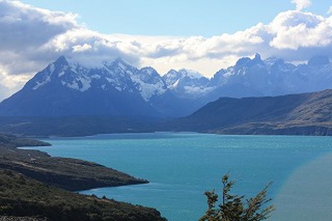 湖と山、氷河の美しいコントラストです。