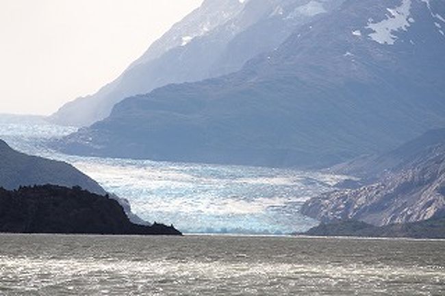 遠くにグレイ氷河が見えます。