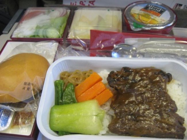機内食はカルビ〜。<br />余ったコチュジャン(ミニチューブ)をカバンに入れてたら、<br />隣に座っていた韓国の方に「よかったらどうぞ」とコチュジャンを差し出されてしまいました。<br />うひぃー！はずかちー！<br />でも遠慮なくいただきまっす。