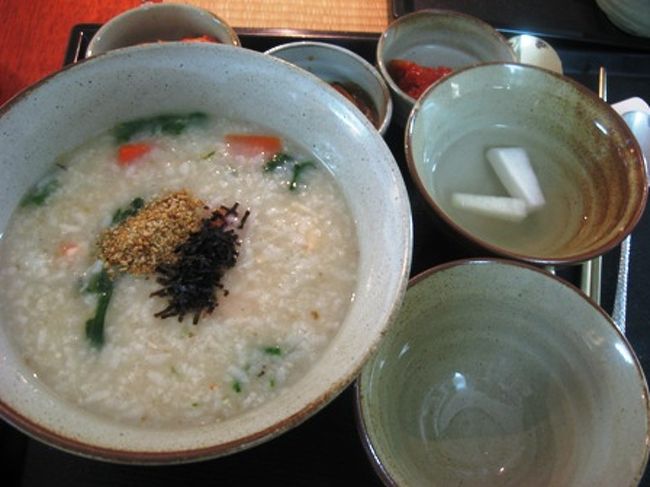 お客さんは我が家のほかに一組だけ。<br />ううっ、キンチョー。しょっぱなからハズしたか？？<br /><br />ワタシは海老粥。夫は鯛粥を注文。<br />普通に美味しかった…です。笑<br />期待しすぎたみたい。お粥だもんね。うん。お粥だ。<br />ワタシ的には香港でたべたお粥のほうが衝撃でしたわ。