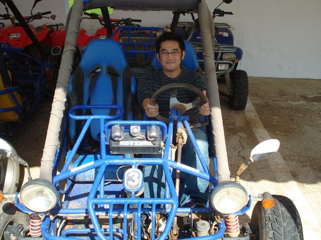 結婚式終了後ですが...<br /><br />ディナーまで時間があるので、バギーを借りに。<br />写真は練習中の写真です。