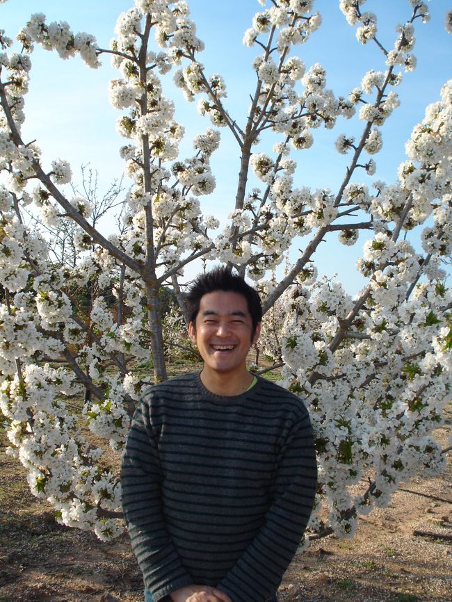 乗馬後、珍しいアーモンドの木の前で記念撮影。