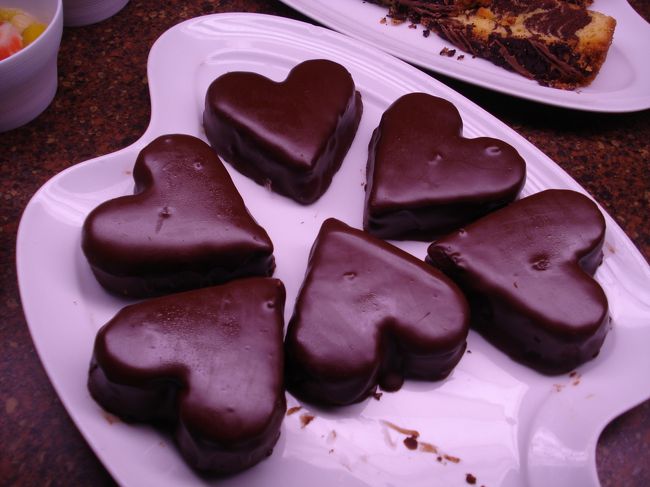 昨日とじ同じ所で朝食です。<br /><br />今日も日本人の挙式があるそうです。<br /><br />だからかな。ハートのチョコレートがありました。