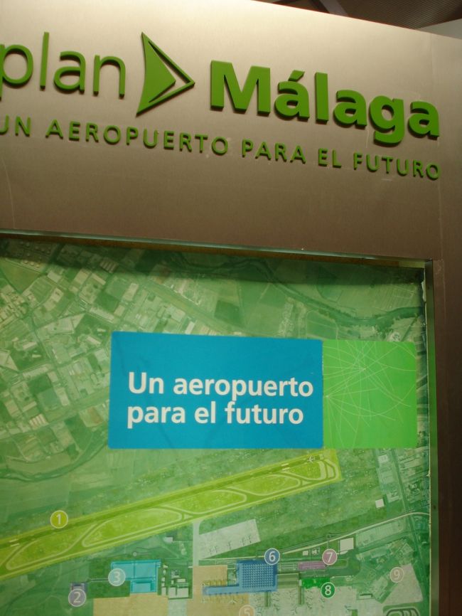 マラガ空港到着です。<br /><br />さすがベンツ、はえーはえー。<br /><br />