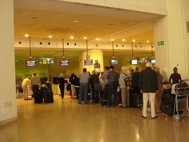 LCCの搭乗受付です。<br />すごく混んでいました。<br /><br /><br /><br /><br />