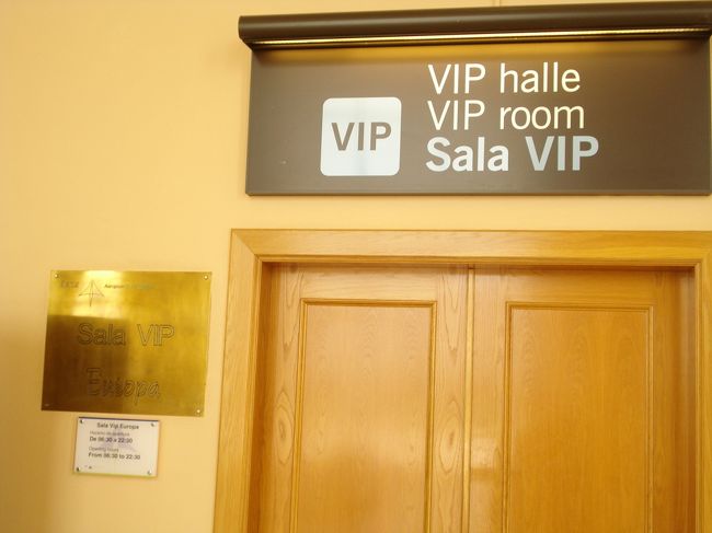 スイスエアーにチェックイン。<br /><br />イビテーションカードをもらい、サラ・ラウンジへ。<br /><br />ここはスターアライアンスラウンジがないので、共有見たいです。<br /><br />