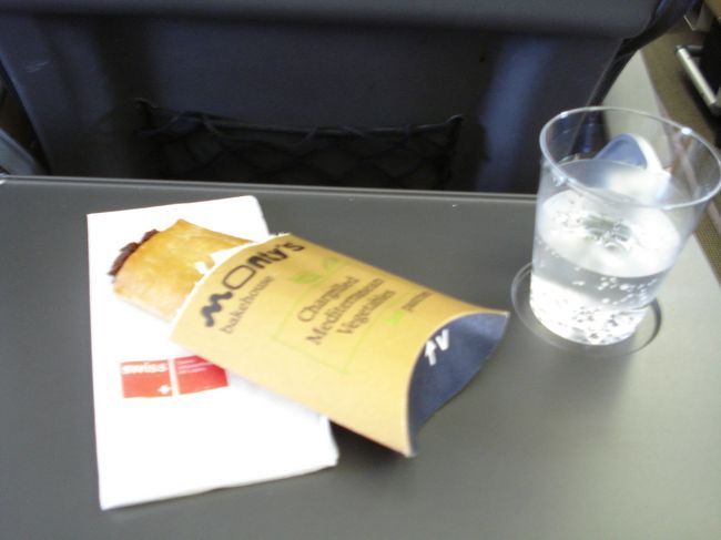 スイスエアーの機内食。<br /><br />ドリンクはもちろん炭酸水です。<br /><br />何杯飲んだかわかりませんが。
