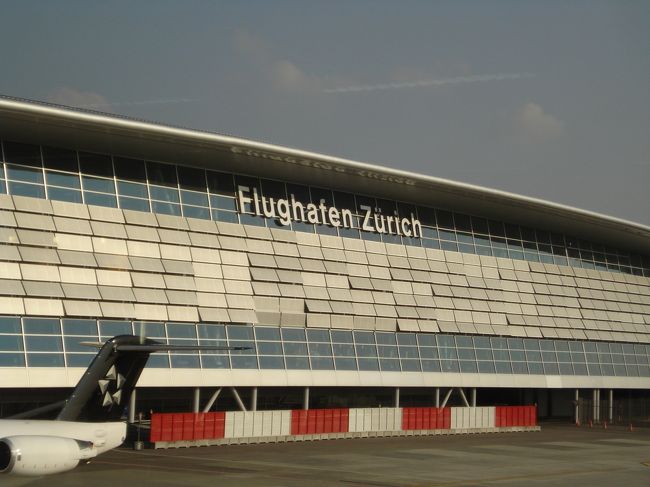 チューリッヒ空港到着です。<br /><br />ここは、赤・白色でしたね。