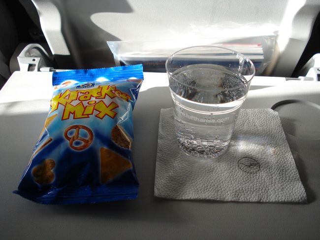 １時間の短距離路線でしたが、お菓子がついていました。