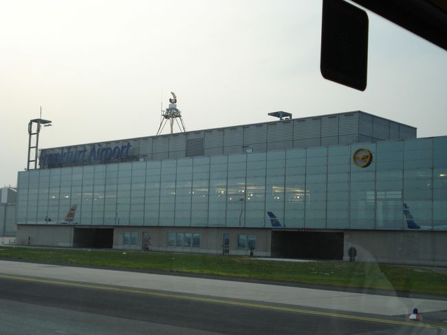 フランクフルト・マイン空港到着<br /><br />ここの空港は黄色です。<br /><br /><br />