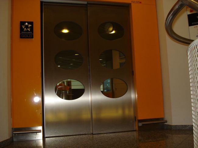 ルフトハンザ・セネクターラウンジにて出発まで待機です。