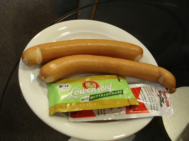 ふっふっふ〜<br /><br />一度食べてみたかったこの一品。<br /><br />ラウンジ名物、ソーセージ。<br /><br />お味は...おいしいの一言です。<br /><br />脂っこさも無いし、いくらでも食べられる感じです。<br /><br />しかもこのラウンジ、日本人の皆さんがいるので、安<br /><br />心します。<br />