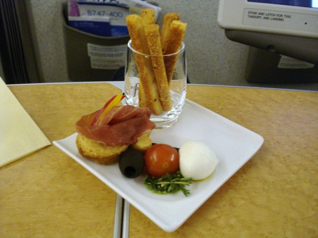 　前菜です。<br /><br />　前にもこのクラッカーを食べたことがあるのですが、おいしいんですよね。