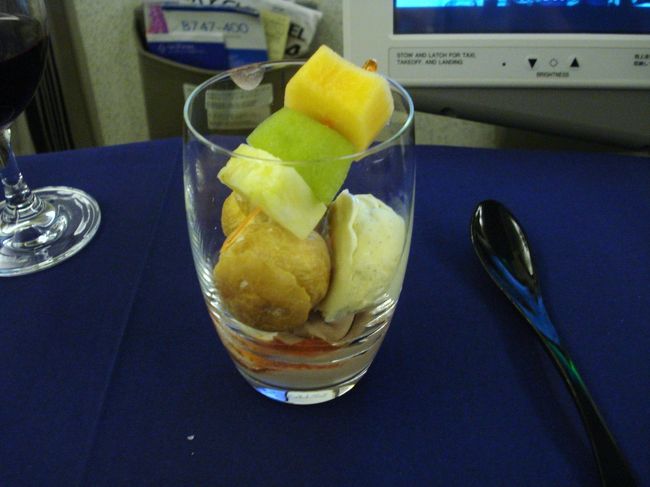 すいません。メインのお肉とるの忘れてしましました。ありゃー失敗です。<br /><br />でも。パフェの写真です。