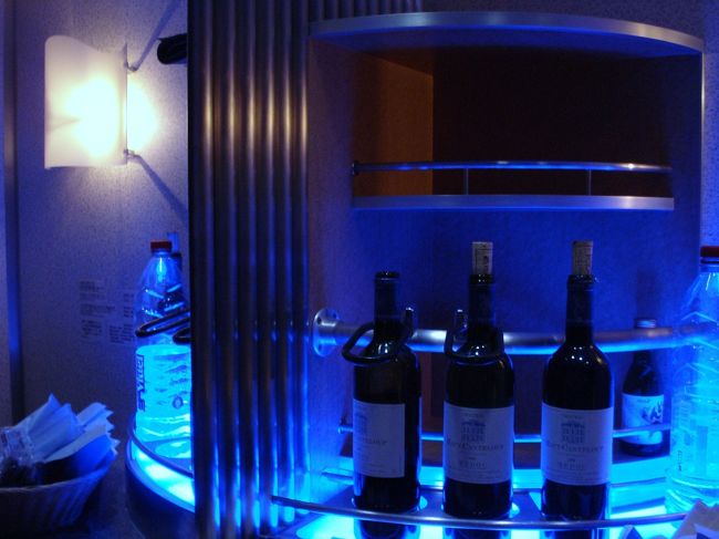 いつかつかってみたかったクラブＡＮＡのミニバー。<br /><br />いつも飲んでる缶コーヒーがあったので、思わす飲んじゃいました。