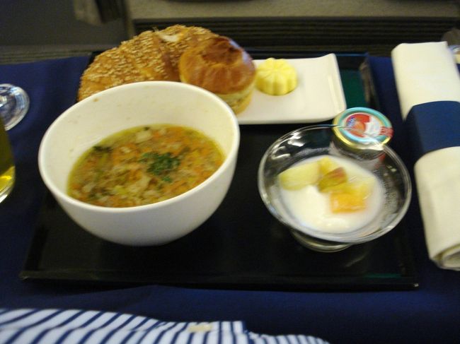 到着前の朝食です。<br /><br />軽めですがおいしかったです。<br /><br />飲み物は、意味がわかりませんが、懲りずに炭酸水を頼んでしました。