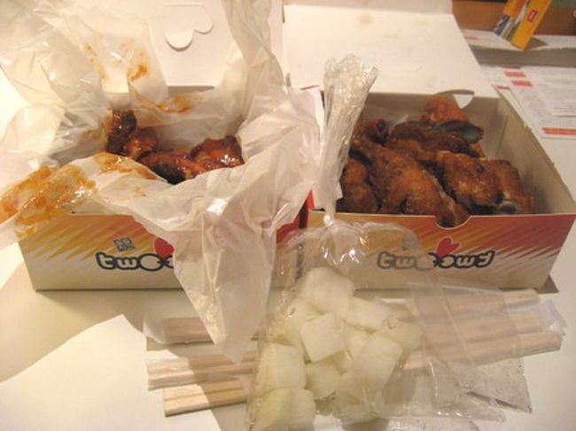 ホテルへ帰る途中、トゥルドゥルチキンへ。<br />ハーフ＆ハーフをお持ち帰り〜ｖ<br />ここのヤンニョムチキンを食べたかった！<br /><br />お店は地元の方でめちゃ賑わってました。<br />日本人は見かけず。