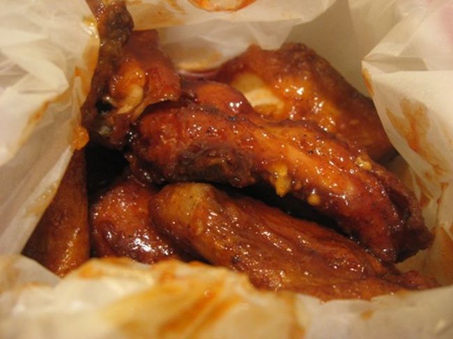 ヤンニョムチキンです。<br />甘辛でうまー！(ﾟдﾟ)<br />息子はオリジナルチキンがお気に入りでばくばく食べてました。<br />このお店、日本にも上陸したようなのでぜひとも行ってみたし。<br />