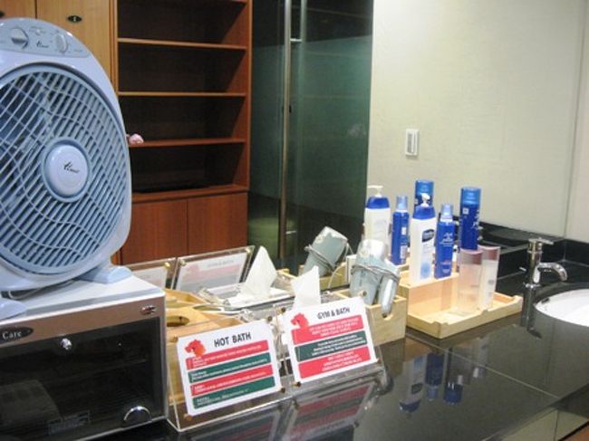 脱衣所はこんなかんじ。アメニティはひととりそろってます。<br />シャワーは４基なので、人が多いと順番待ちすることも。<br />浴槽はそんなに大きくないですが(４畳位)<br />やっぱ足伸ばせる風呂(BY五郎)はいいっすね。