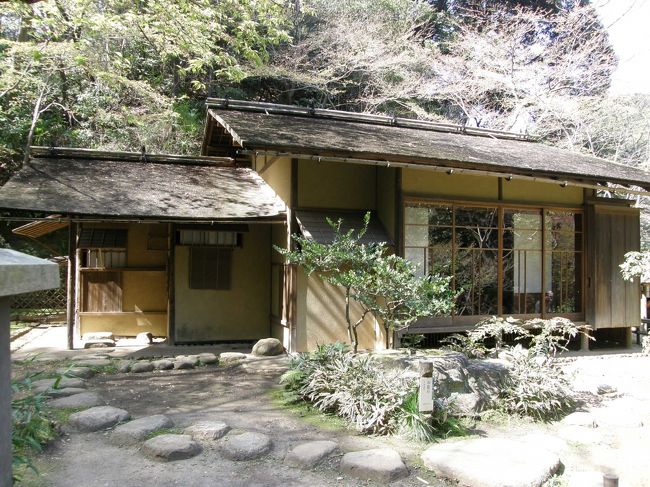 春草廬。<br />こちらは織田信長の弟、有楽斎ゆかりの茶室とか。