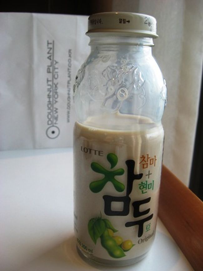本日の豆乳。(飲みかけ)<br /><br />韓国の豆乳はうまい。<br />日本では無調整しか飲まないワタシですが、<br />韓国の甘い豆乳は好き。豆豆しててラブ。<br />ビン入りなのがまたいい味出してんだこれが。